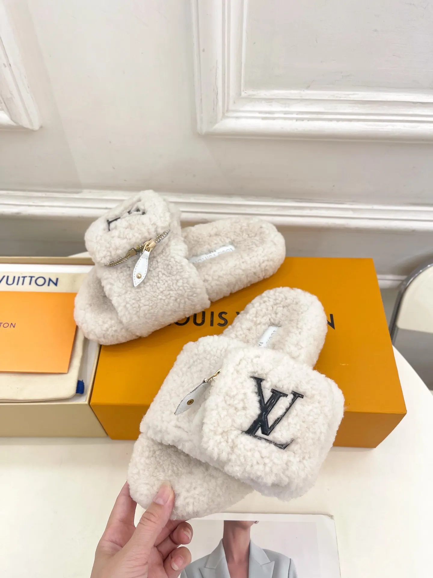 👟👟Ex-factory price 480👟👟 | Louis Vuitton 25𝐬𝐬 🧡💚2025 spring and summer new style top version⚠️ The counter features the latest LV wallet fur slippers, new hard goods🆕 ❥BS purchasing level! Full of high-end feel! A popular model among bloggers at home and abroad, it’s retro and fashionable and looks amazing on your feet! Mainly recommended model on the official website★ ━━━━━ ЅᏇєєt ━━━━━ ▪️Upper: Original custom-made wool ▪️Lining: imported goat hair lining ▪️Outsole: Original custom-made non-slip outsole ▪️Heel height: flat ▪️Shoe size: 35-39 (40.41.42 customization is not returnable)